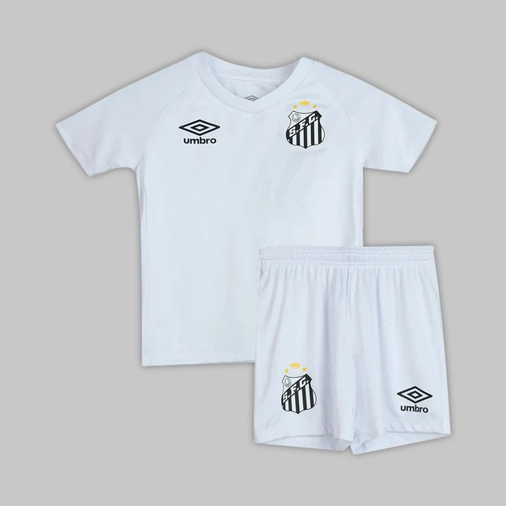 Kit Infantil Santos Home 25/26 camisa e short brancos vista frontal
