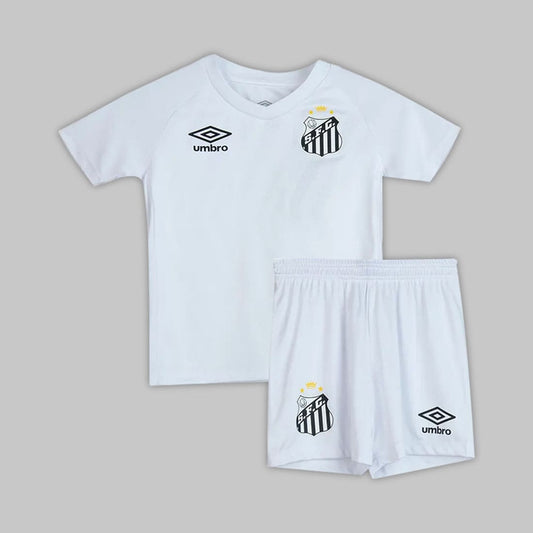Kit Infantil Santos Home 25/26 camisa e short brancos vista frontal