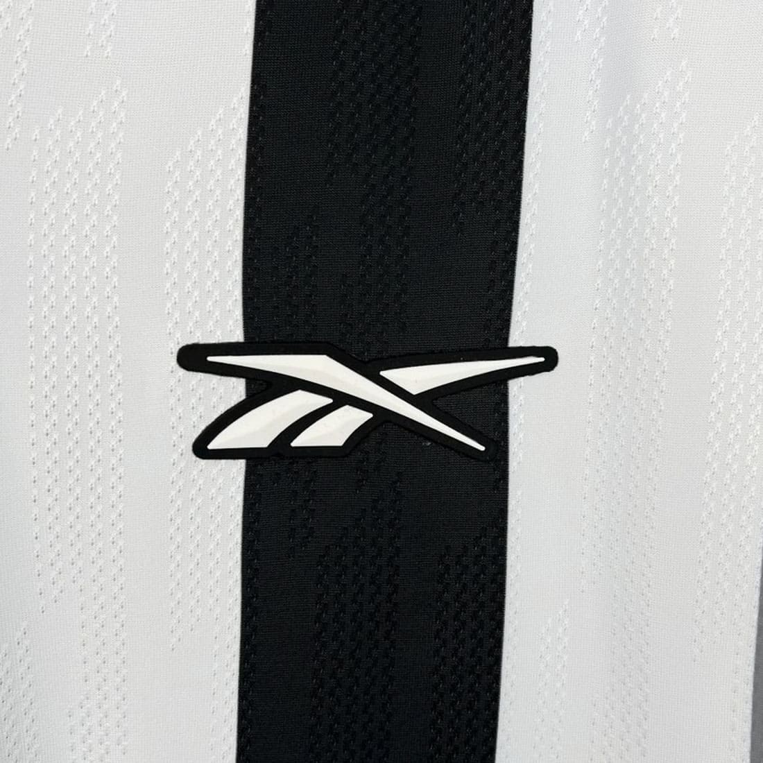 Logo rebook aplicado na Camisa Botafogo Home 2025